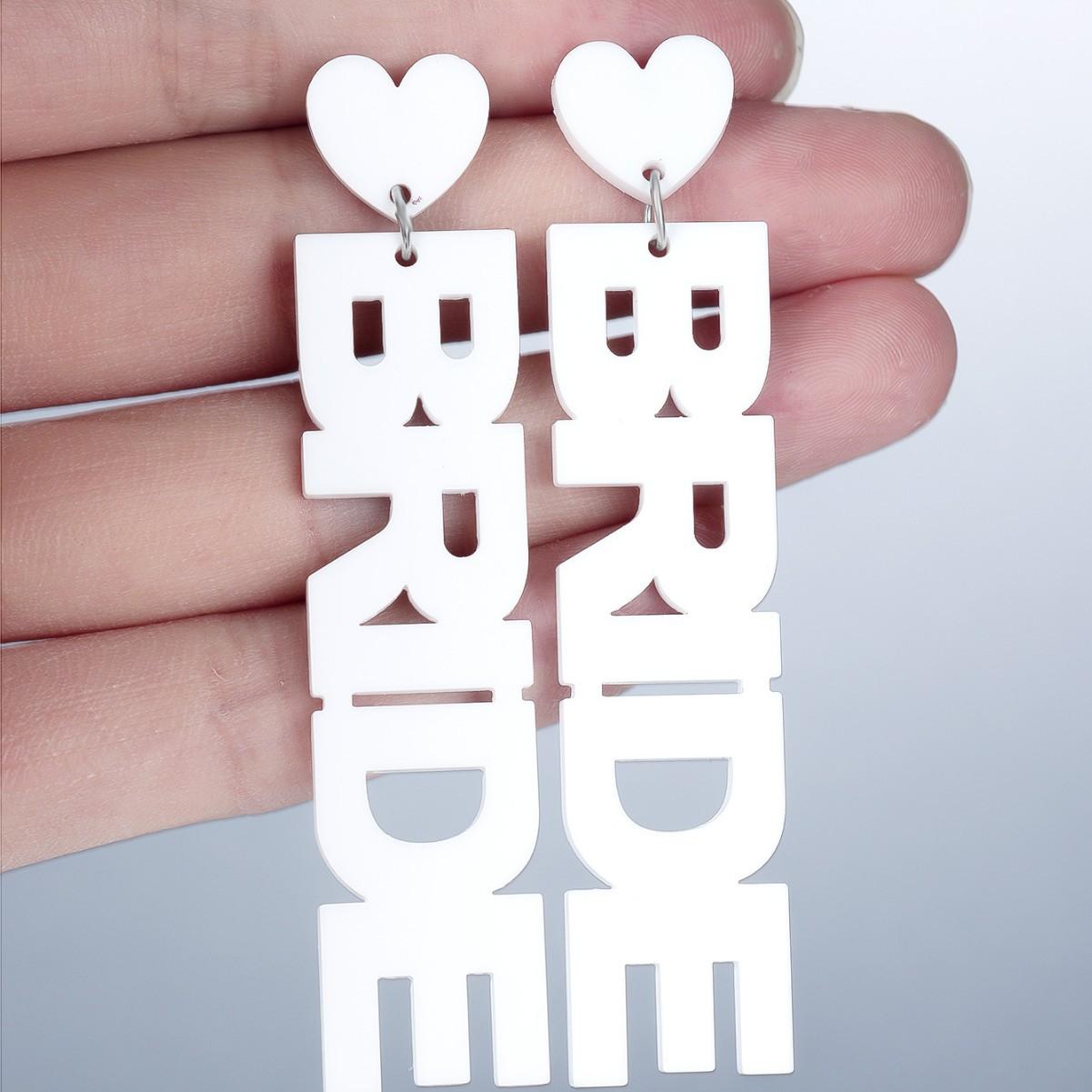 

Ins Exaggerated Bride Love Glitter Letter Acrylic Stud Earrings білий
