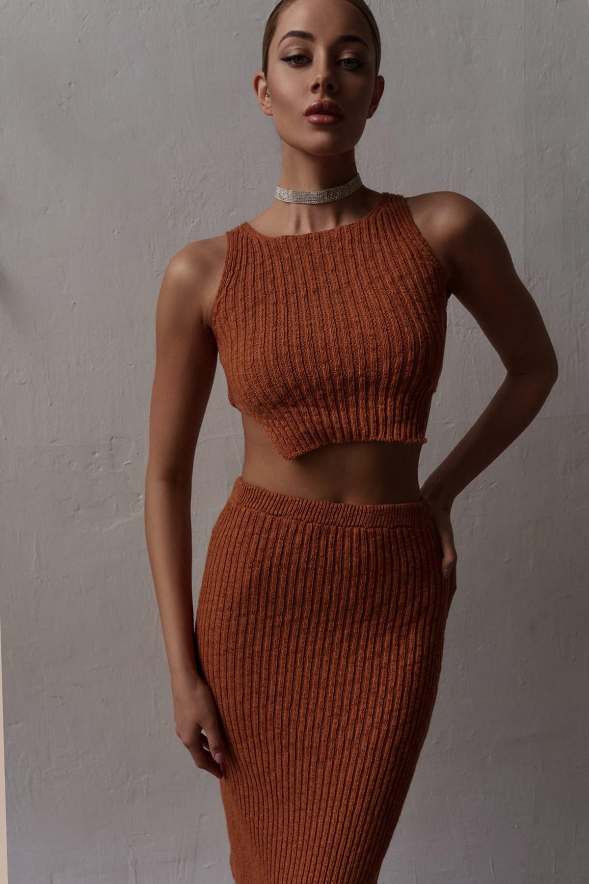 

1970 — трикотажный комплект с укороченной юбкой Bohemai Cris Cinnamon