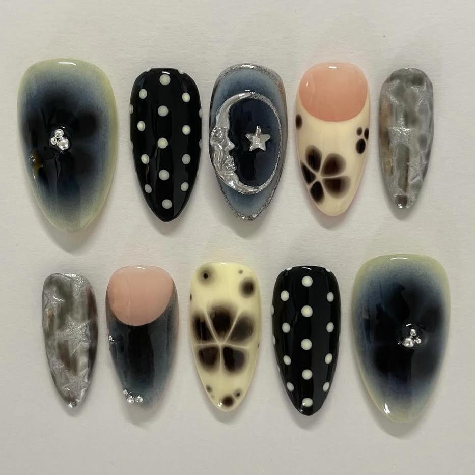 24PCS Sweet Cartoon Lamp Tulip Patterns Almond False Nails with Cute Flowers Retro French Fake Nails Wearable Ins Nails Press On