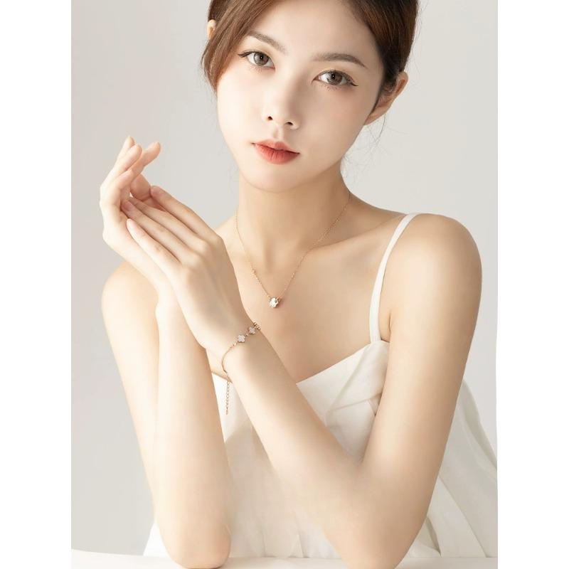 Four-leaf Clover Bracelet Girls Niche Design High-end Light Luxury Niche Exquisite Decoration Birthday Gift