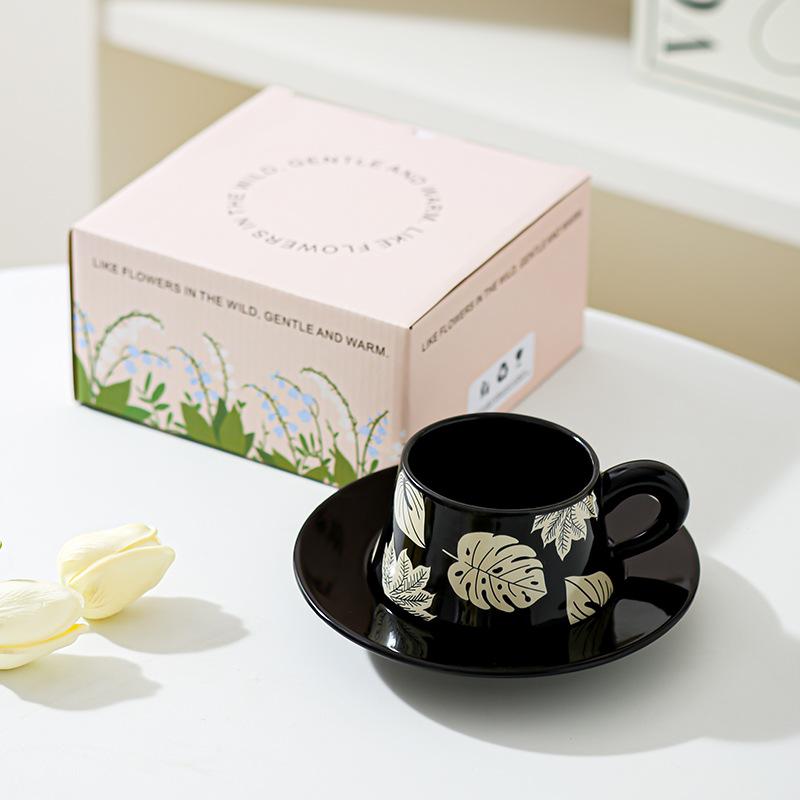 

Креативный офисный работник Послеобеденный чай Кофейная чашка Блюдце Набор Керамическая чашка Высокий класс Чувство Новоселье Свадьба Носки Подарок Чашка 300ml