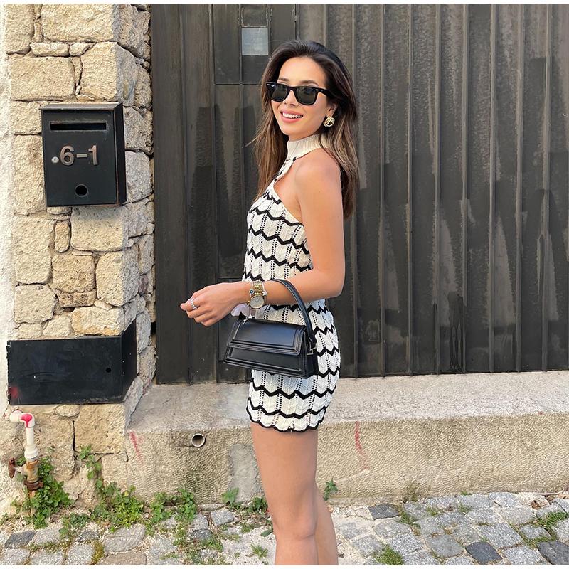 Трикотажное полосатое летнее женское короткое платье без рукавов с вырезом на шее — фото 5