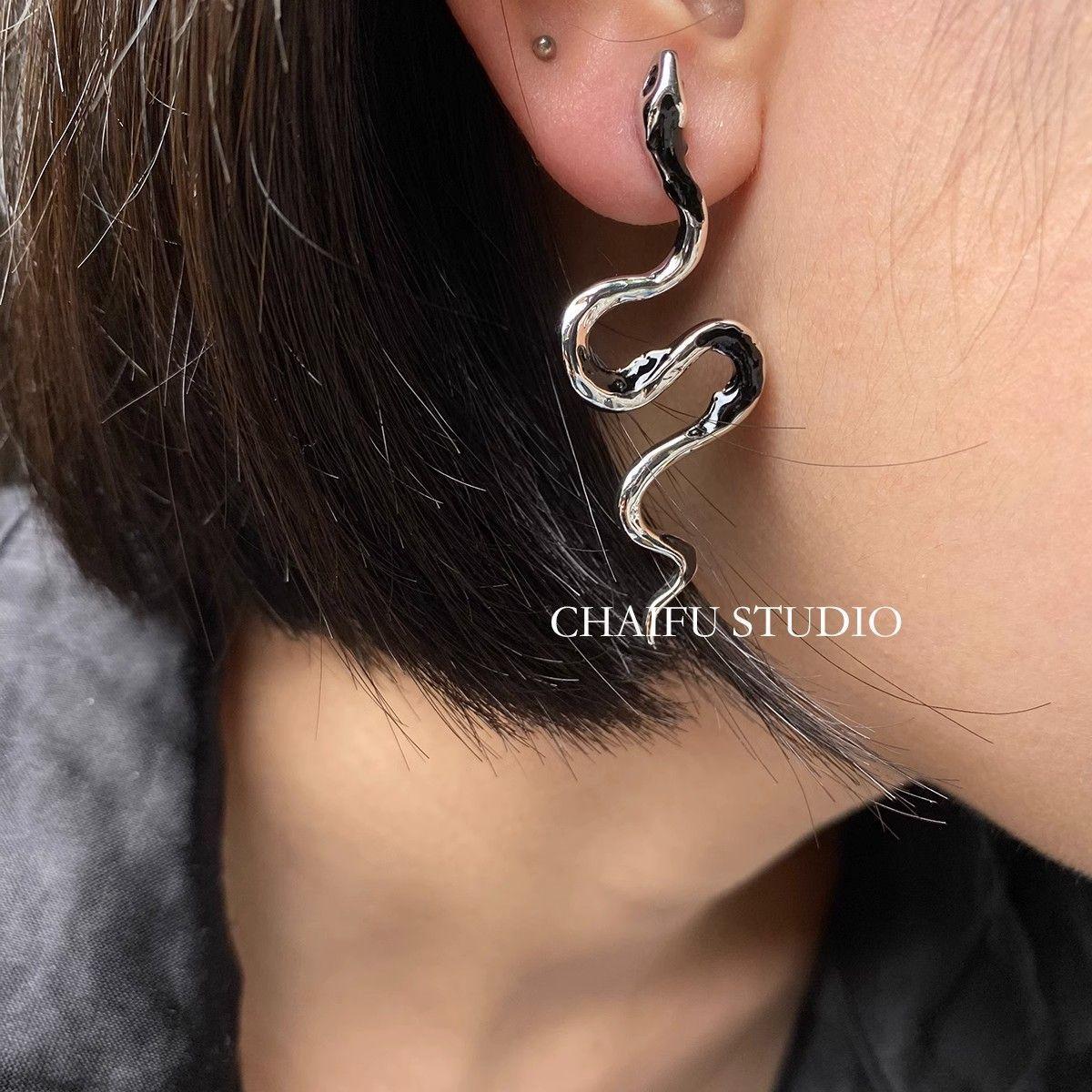 Japanese and Korean personality exaggerated big snake stud earrings female mechanical snake form collection glazed design sense neutral wind earrings