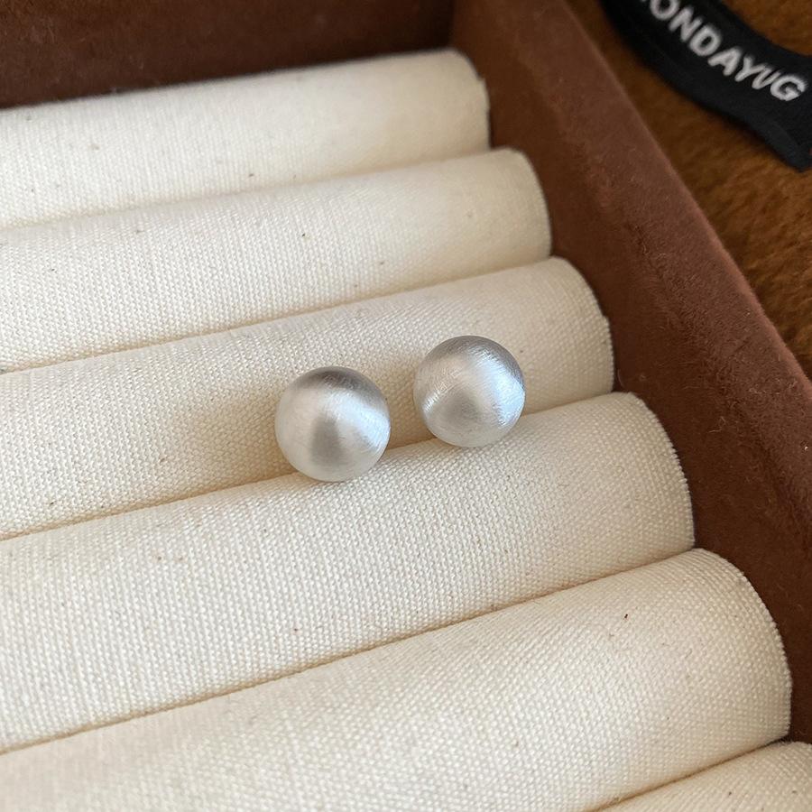 Brushed round stud earrings cold wind simple temperament light luxury earrings niche commuting versatile earrings