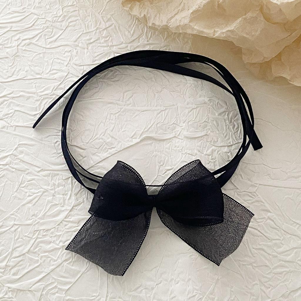 Este design simples e nichado em estilo coreano apresenta um colar de clavícula com laço de camada dupla que pode ser usado