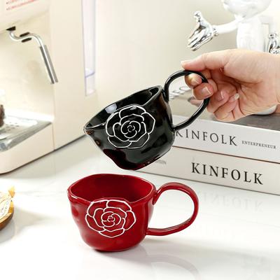 Caneca de Camélia senso de design alça alta copo de água simples para casa escritório xícara de café para meninos e meninas xícara de cerâmica