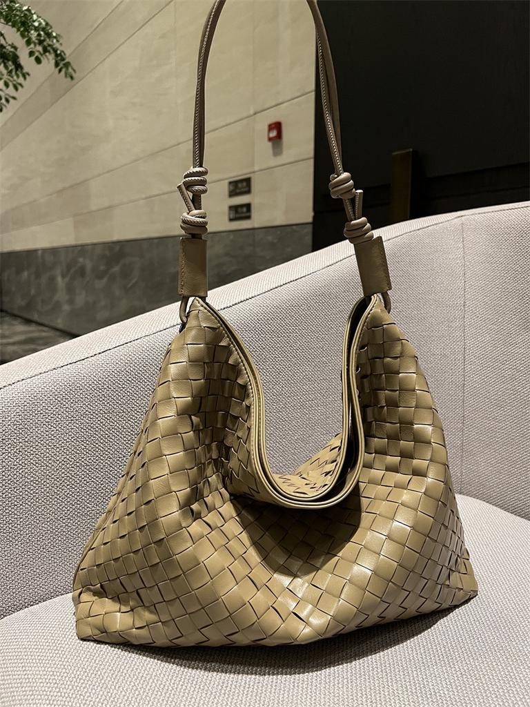 Pure hand-woven large-capacity tote armpit bag, new fashionable commuting versatile bucket oblique span bag, premium women's bag