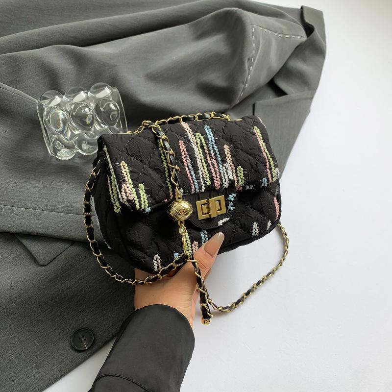 

2024 новая маленькая квадратная сумка на одно плечо подмышкой в иностранном стиле, летняя нишевая маленькая сумка, женская мода, красивая повседневная сумка-мессенджер чёрный