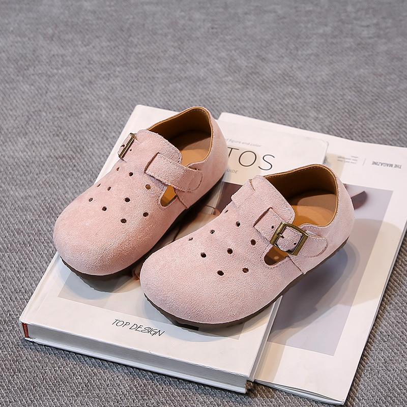 Dziecięce płaskie buty jednolity kolor retro buty modowe dla dziewczynek kolor cukierkowy 2025 nowe mokasyny chłopięce na rzepy ażurowe słodkie trend Ins