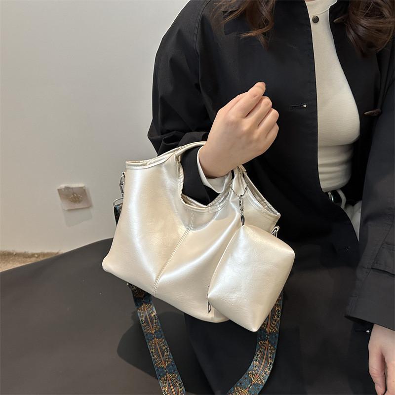 Elegant And Stylish Large Capacity Tote Bag For Women Perfect For Autumn Winter Fashion