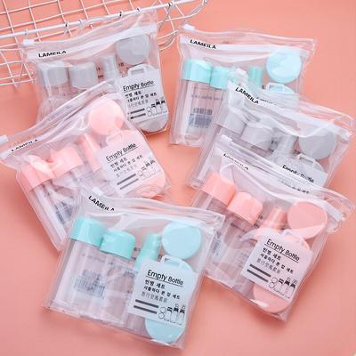 Maquillage de voyage conditionné dans un flacon de lotion vaporisateur de huit pièces, la boîte à crème est portable et peut être emportée à bord avec un sac de rangement