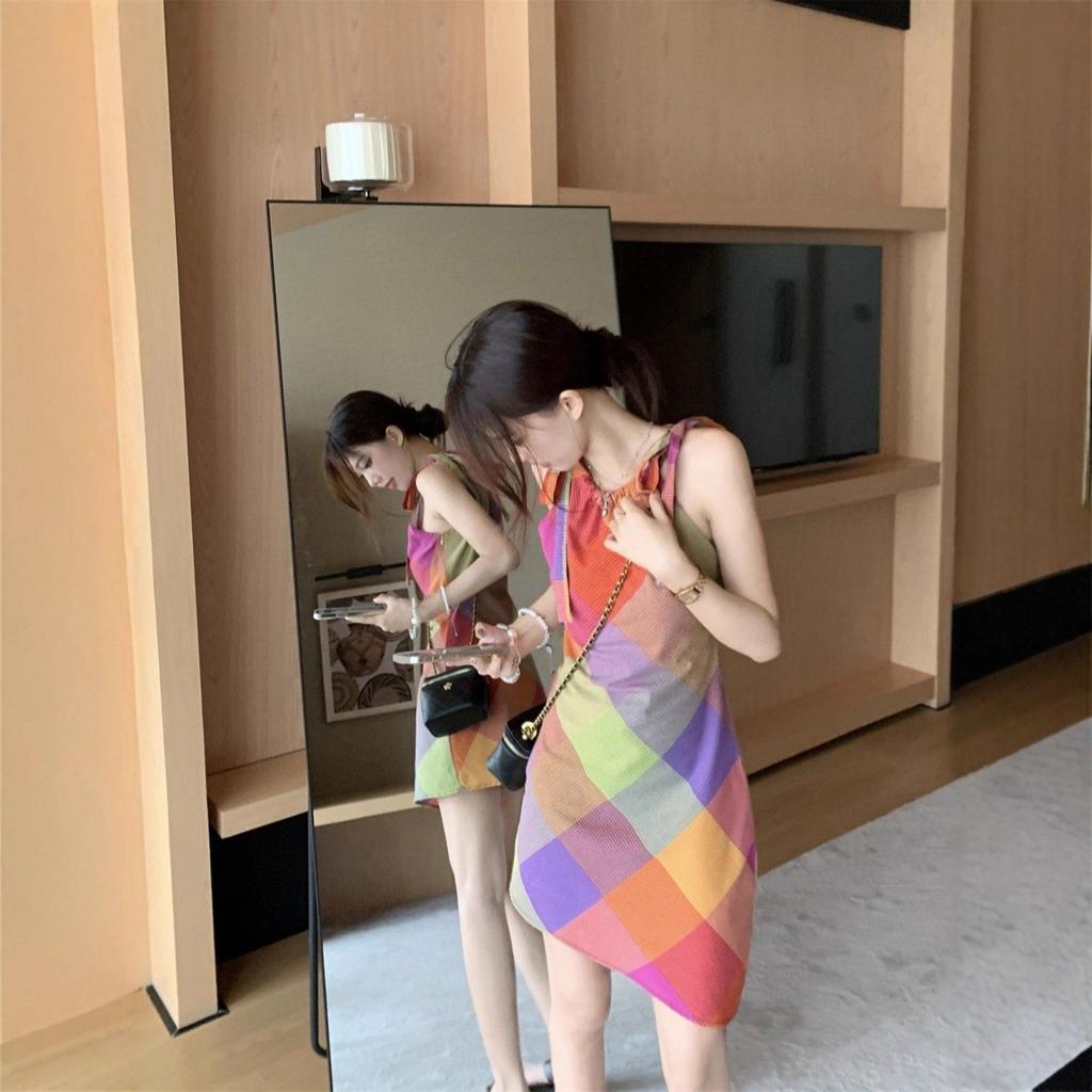 Dopamine wears a neck-hanging sleeveless plaid dress for women's summer beauty, unique design, waist temperament skirt