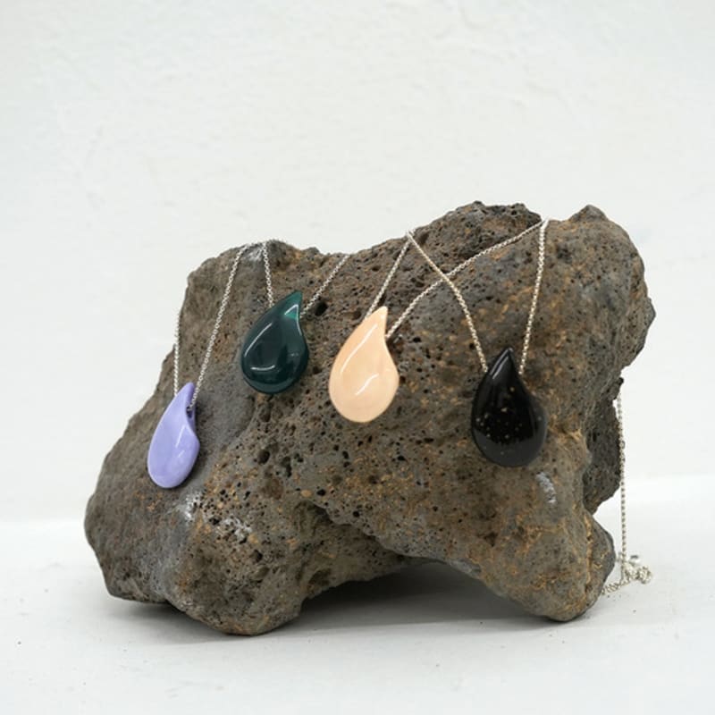 REINDEER MUTE ACRYLIC NECKLACE 13