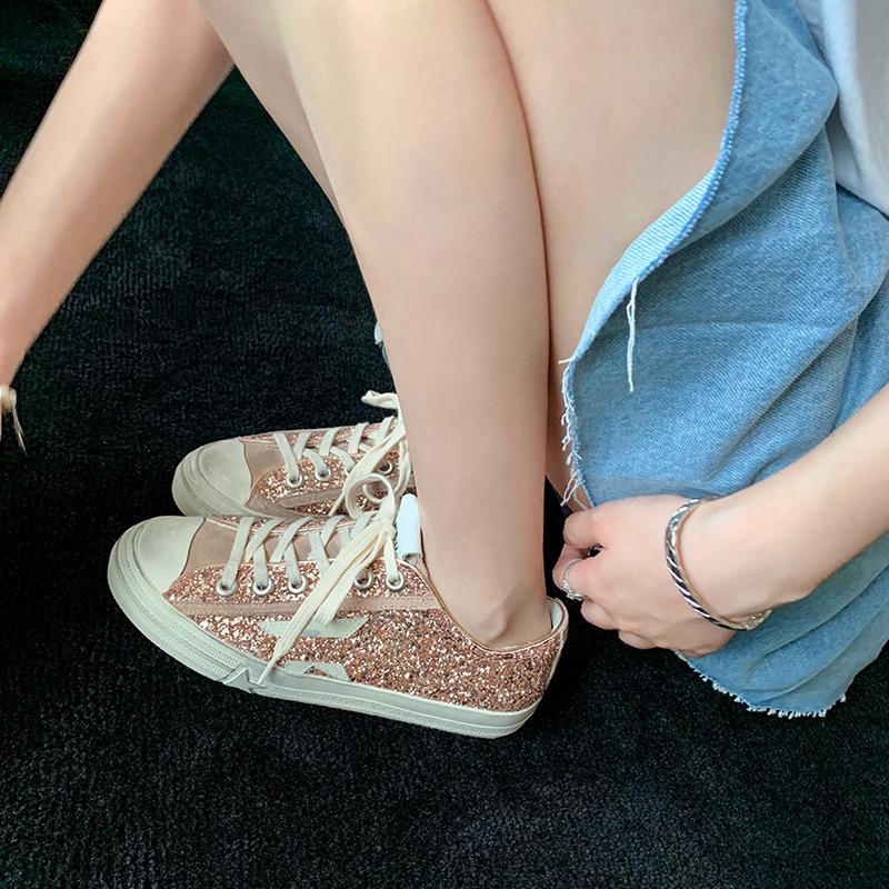 Small dirty shoes, stars, sports and leisure board shoes, women's shoes are old and polished, retro dirty shoes, women