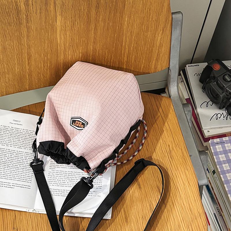 Summer messenger bag waterproof nylon cloth bucket mobile phone bag women's new simple large-capacity outdoor commuter bag