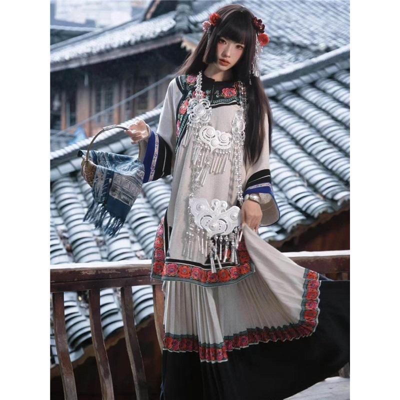Elegant Yunnan Yi Ethnic Minority Costume, Traditional Torch Festival Folk Dance Performance Dress with Silver Ornaments for Women One Size разноцветный
