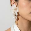 Elegante Weiße Blütenblatt-Blumen-Quasten-Hängeohrringe für Damen Übertriebene Acryl-Muschelblumen-Ohrringe Hochzeitsfeier Schmuck