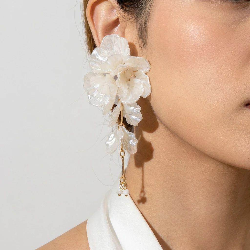 Elegant White Petal Flower Tassel Drop Earrings for Women Exaggerated Acrylic Shell Flower Earrings Wedding Party Jewelry