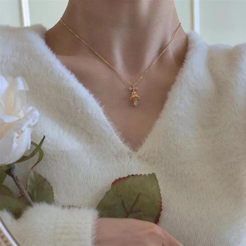 

Різдвяні сережки-пусети у вигляді дзвіночків: Милий бантик з цирконієвою сніжинкою та дизайном ялинки