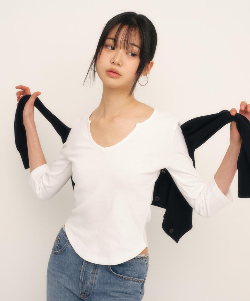 Kyuliti C 90S Line Slit Neck T-Shirt_White