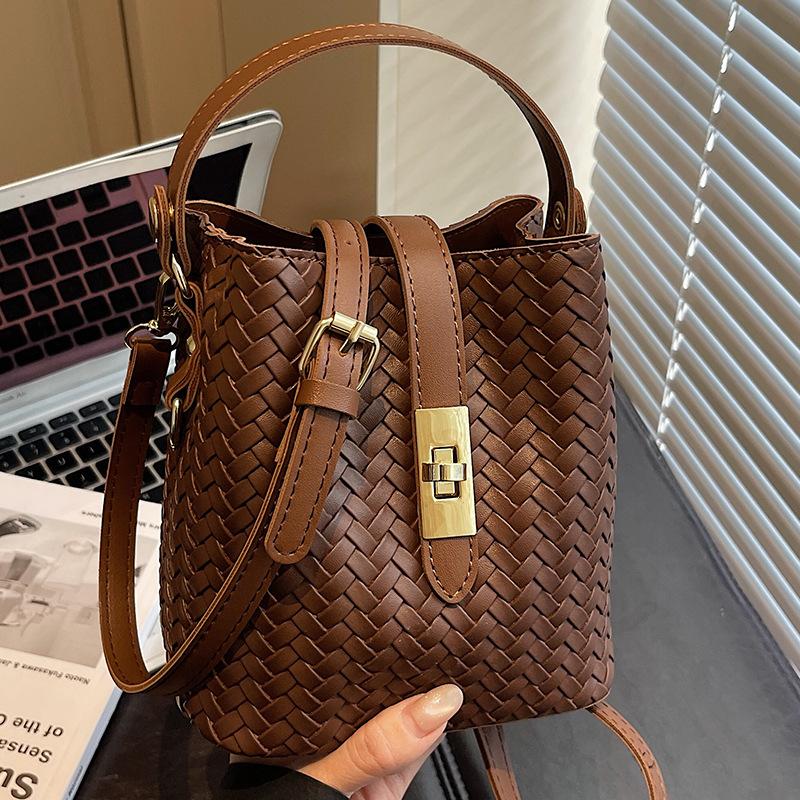 High-value fashionable hand-carried bucket bag women's autumn new niche simple casual shoulder messenger bag
