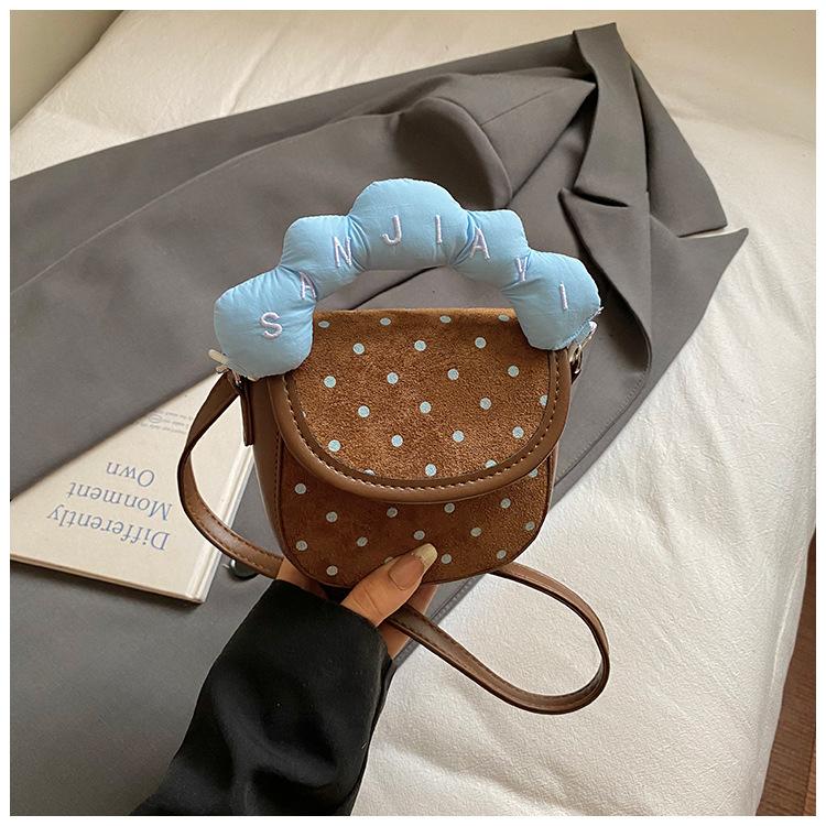 

2025 осень новая сумка модная и милая мини сумка через плечо мессенджер фланель горошек высокая ценность сумка-седло коричневый