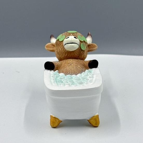 Highland Cow Statue Relaxing Bathing Cow Resin Desktop Ornament with Cucumber Slices Decorative Aromatherapy Tray Bathroom Decoration