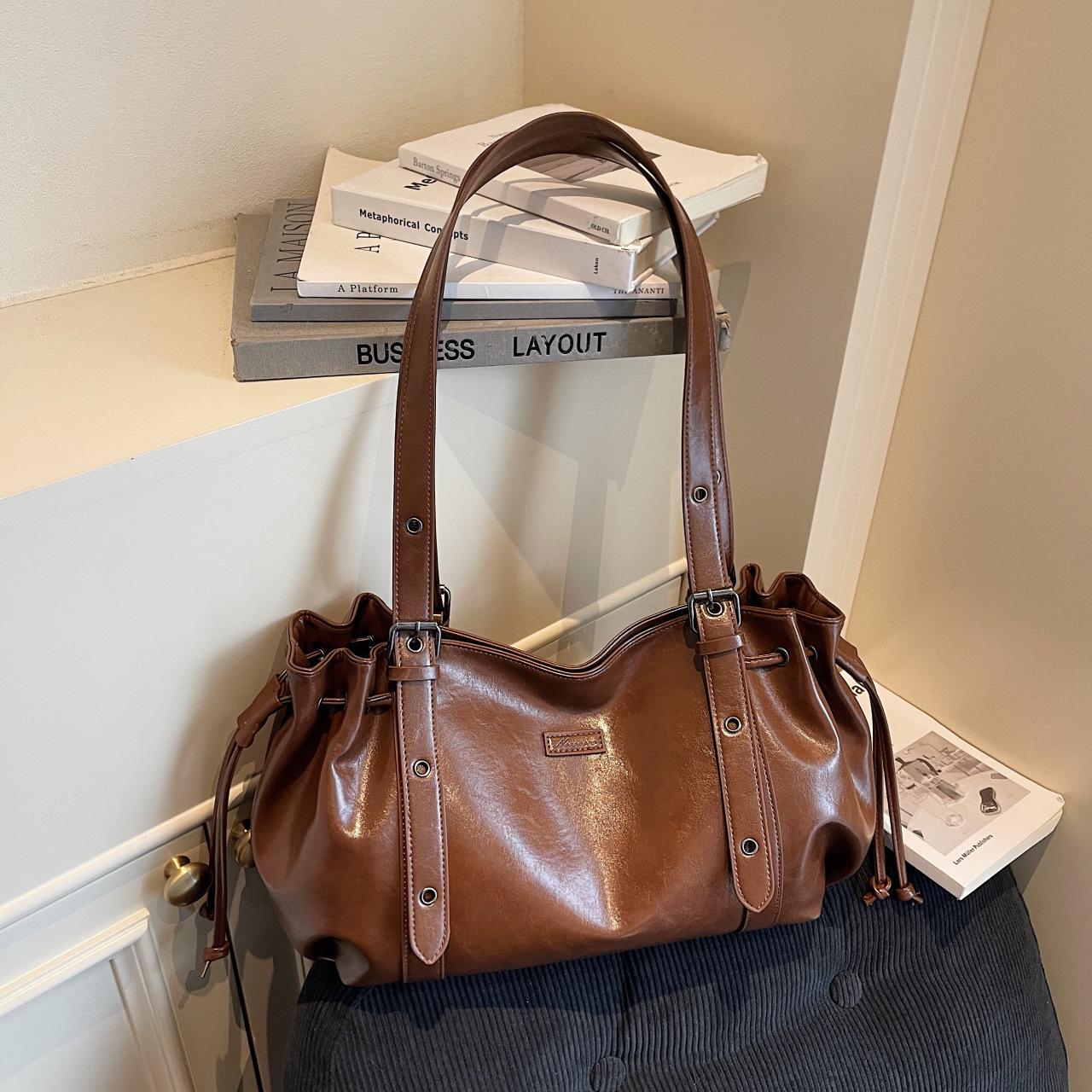 

Korean Trendy Rivet Motorcycle Shoulder Bag – Large Capacity & High-End Fashion коричневий