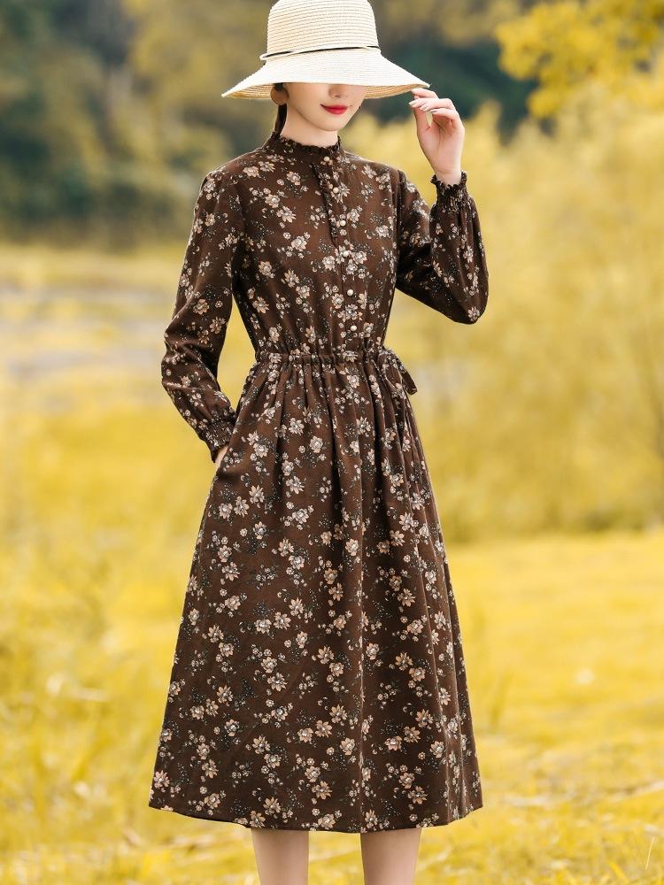 

Ретро платье с длинным рукавом, цветочным принтом, из хлопка и льна, модное осень 2025, с новым дизайном талии, стройнящее, темпераментное, средней длины 2XL темно-коричневого