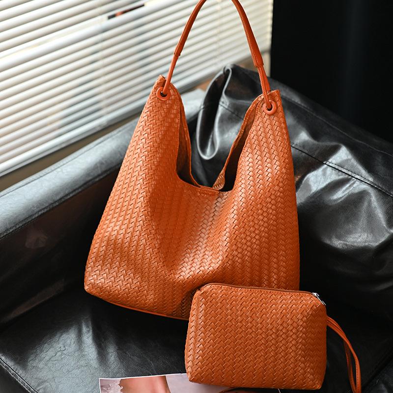 Women's 2025 Retro Large Capacity Woven Shoulder Tote Bag - New Fashion, Commute Style.