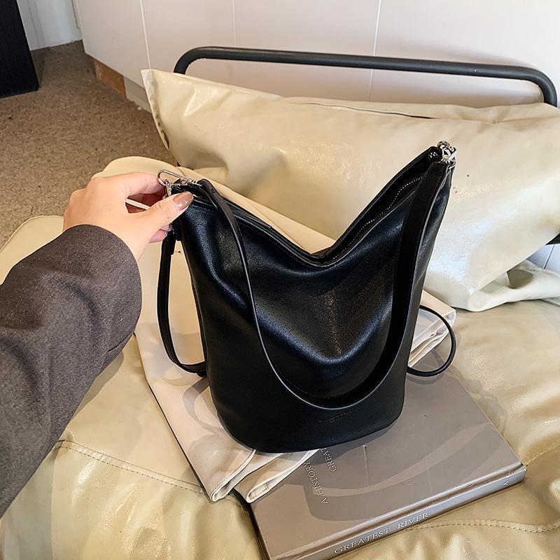 Large capacity underarm bag women's fashion casual tote bag 2025 winter premium niche shoulder bag