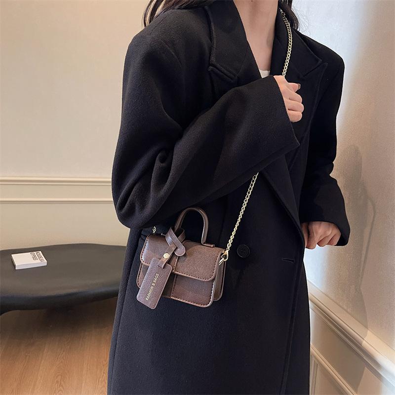 Niche design fashion trend portable small bag women's 2025 autumn contrasting color small square bag high-end single shoulder oblique span bag