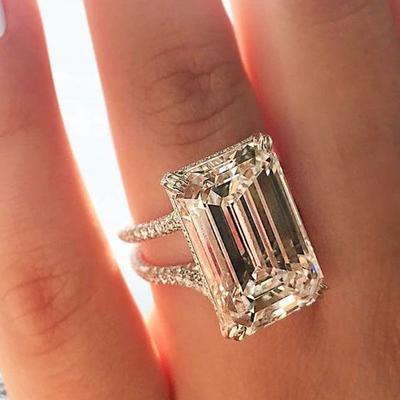 Huitan Luxus Kristall Geometrisch Zirkonia Eheringe für Frauen Mode Vielseitige Damenaccessoires Hochwertiger Schmuck