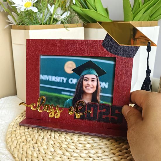 Dřevěný fotorámeček k promoci 2025, fotorámeček na památku s promoční čepicí, dárek pro střední školu a vysokou školu