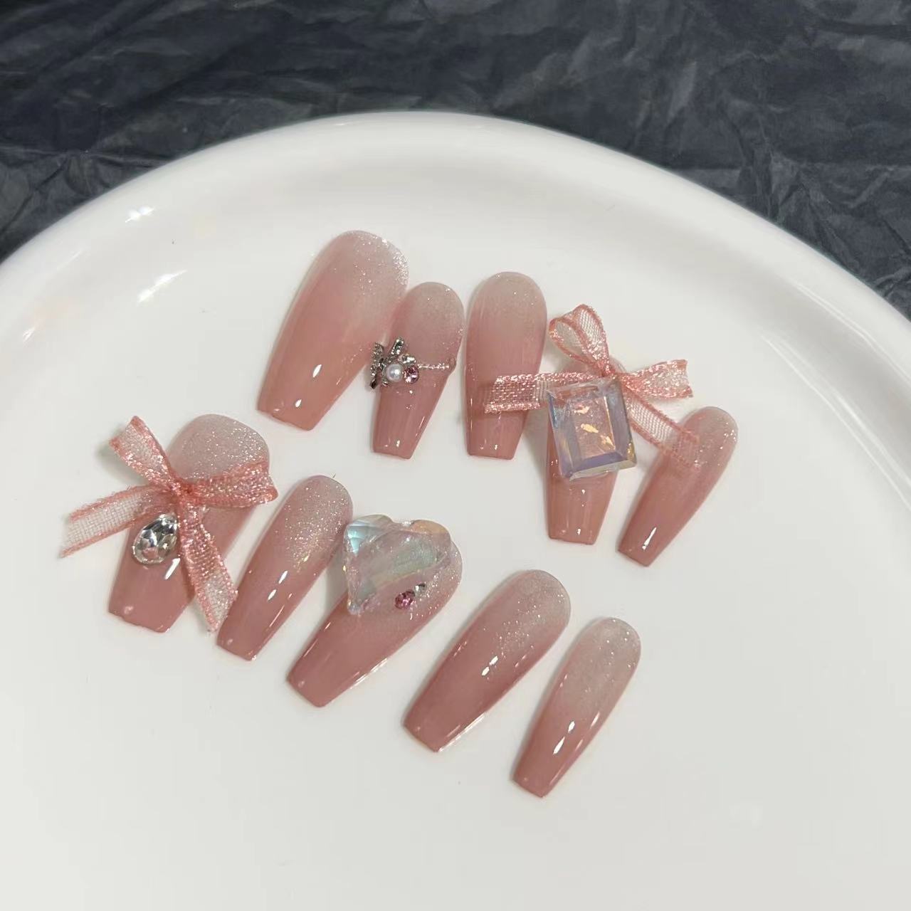 

Настоящий чистый клэппер Наручная броня Ручная работа Деталь брони Легкий роскошный темперамент Обнаженная пудра Наруч Лук Мигающий квадрат Large L