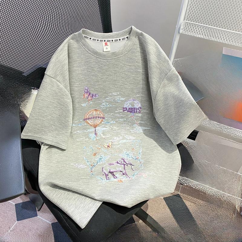 A Large-sized, Stylish Printed Short-sleeved T-shirt