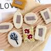 1/10 Peças Grampos de Cabelo Estilo Floresta Broche Acessórios DIY Série Menina Personagens Fofos Bordados para Bolsas Roupas