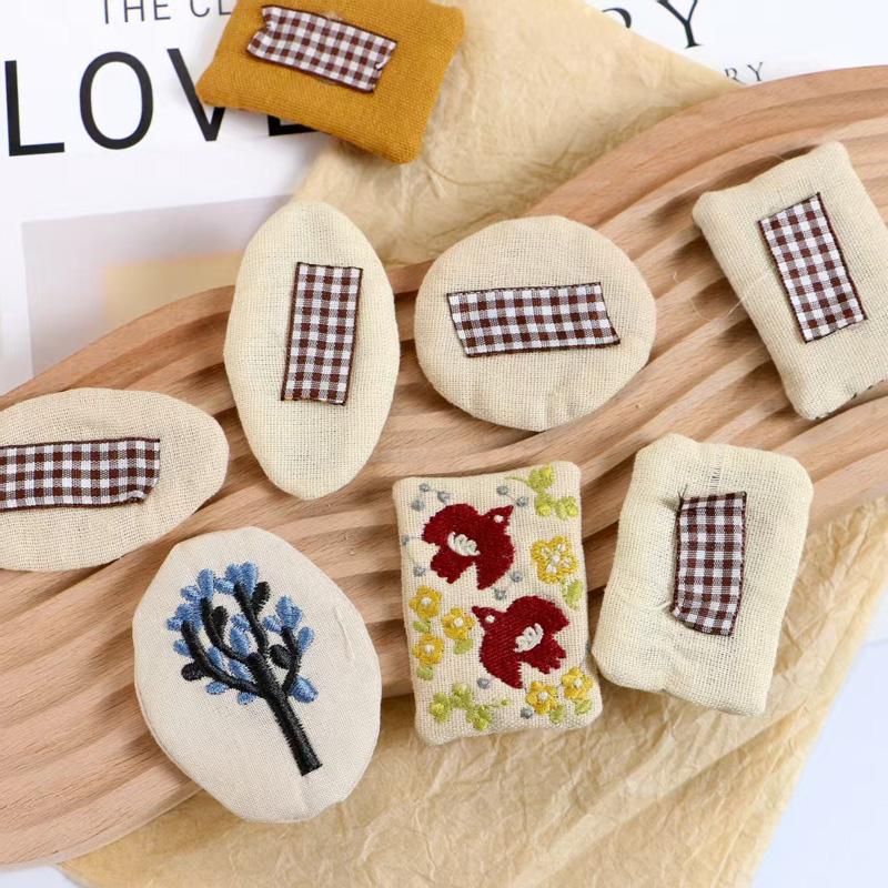 1/10 Peças Grampos de Cabelo Estilo Floresta Broche Acessórios DIY Série Menina Personagens Fofos Bordados para Bolsas Roupas