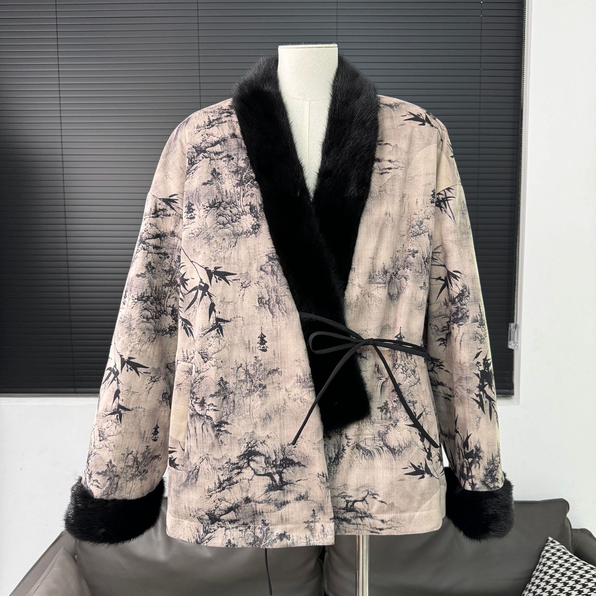 

Новая куртка из норки в китайском стиле, на шнуровке на талии, с принтом чернил, куртка из гусиного пуха, женская меховая куртка L