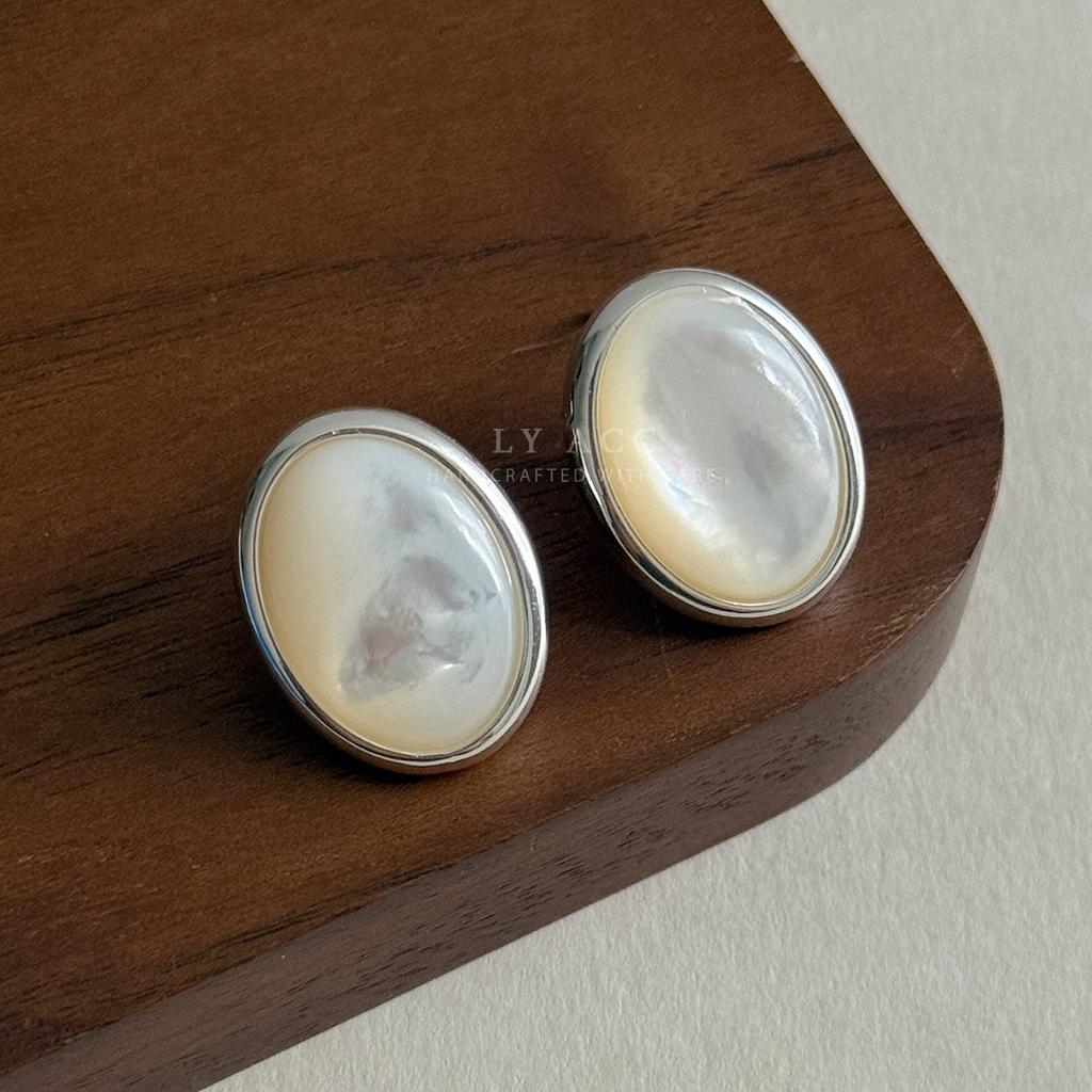 French Natural Symphony White Fritillary Oval Earrings White Versatile Gentle Commuter Niche Light Luxury Basic Earrings