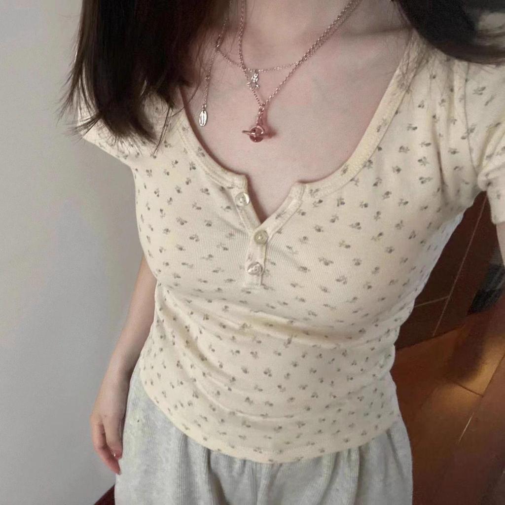 Women's Short-Sleeve Floral Cropped T-Shirt - Petite Slim Fit, Trendy Summer Design