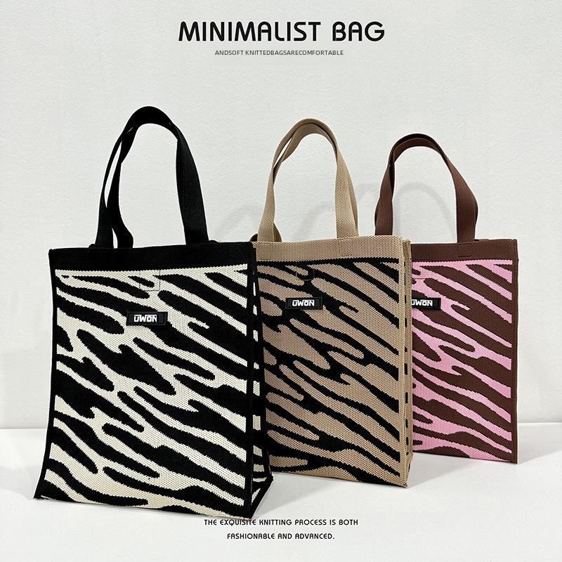 Schwarze & Weiße Diamantstrick-Schultertasche - Koreanischer Stil, Große Kapazität, Alleskönner, Vielseitige quadratische Umhängetasche