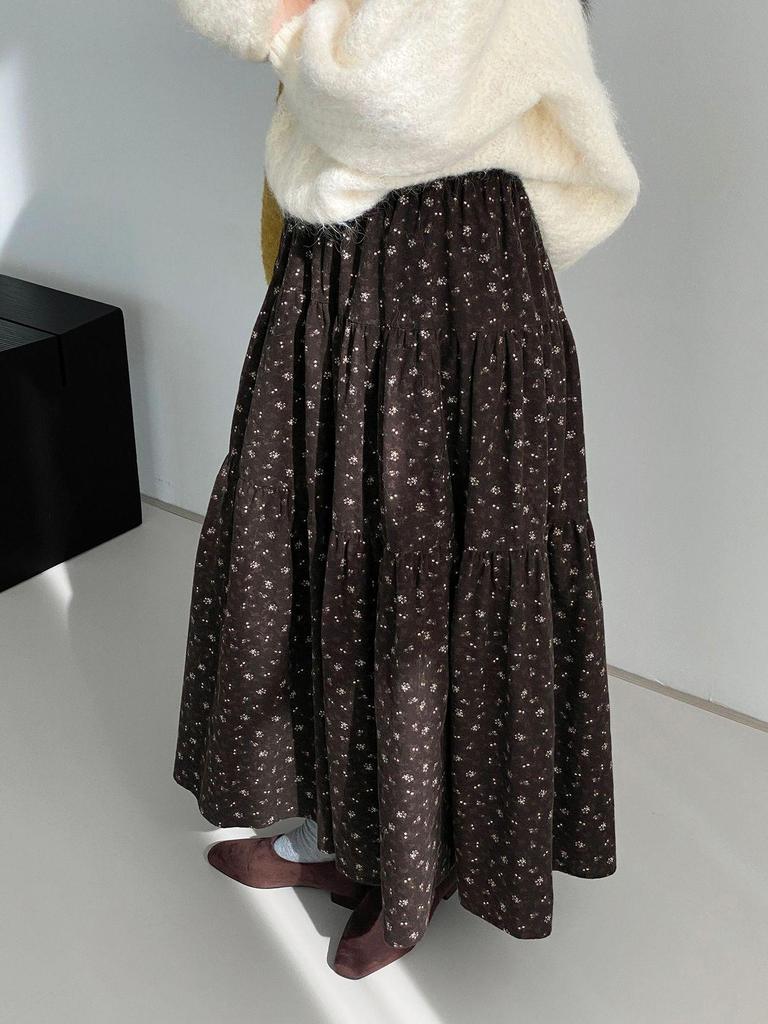 Women's Retro Coffee Floral Tiered Half-Skirt: Elastic Waist, Slimming Fit, Good Drape