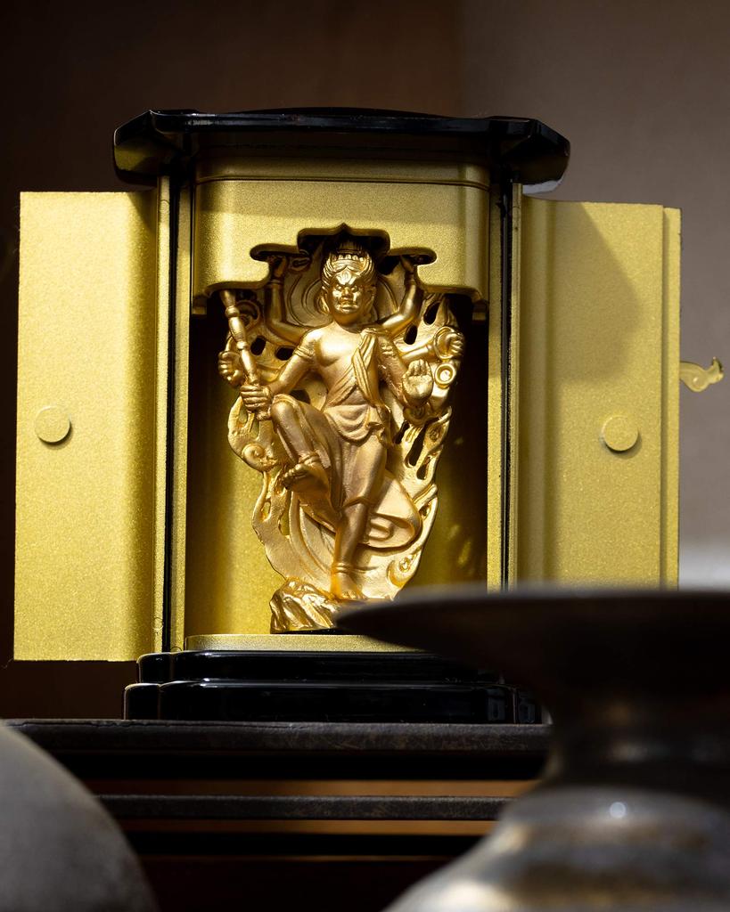Buddhistische Statue von Ususama in einem Schrein Makita Shuun Originalmodell der Schutzgottheit des Takaoka Bronze Myo-o (vergoldet/24k Gold) Bildhauer