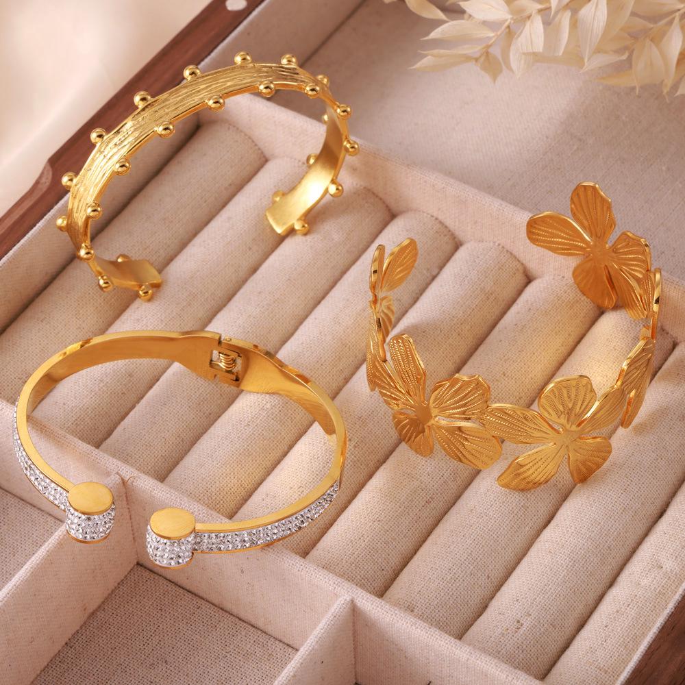 18K Gold-Plated Titanium Steel Flower Bracelet with Rhinestones - Elegant, Colorfast Jewelry for Women
