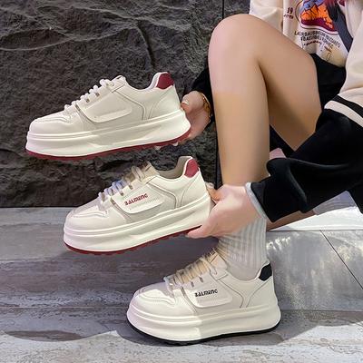Nova tendência de plataforma tênis brancos pequenos femininos outono 2025 novos tênis de plataforma para estudantes versáteis que aumentam a altura sapatos esportivos e de lazer