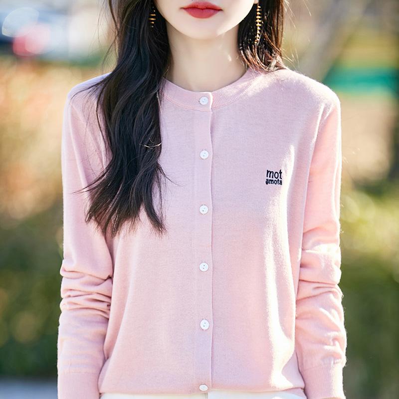 Lekki kardigan damski wykonany w 50% z wełny i w 50% z jedwabiu morwowego – uniwersalny sweter na 4 pory roku zapewniający całoroczny komfort i styl