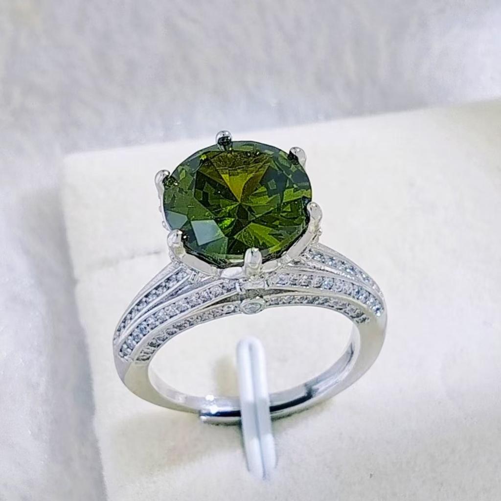 Luxury Imitation 5-Carat Zircon Ring Full Of Diamonds, Pigeon Eggs, Large Carat Women'S Diamond Women'S Ring.