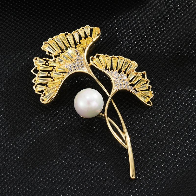 Simple And High-End Exquisite High-End Ginkgo Biloba Brooch Atmospheric Luxury Copper Gold-Plated Yellow And White Zircon Plant Corsage