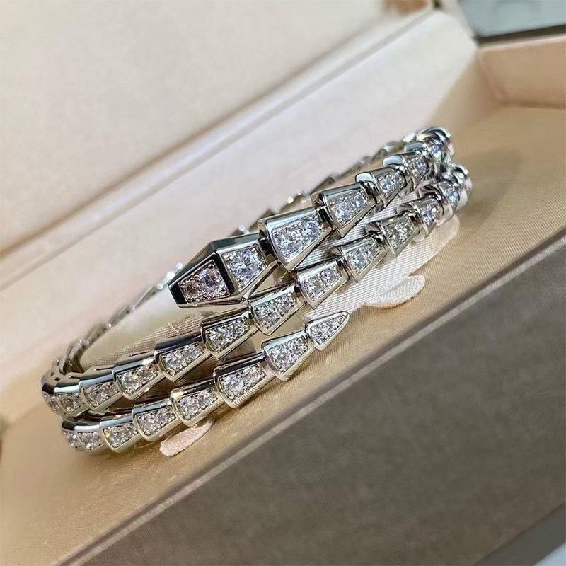 Luxuriöses 18 Karat Roségold-plattiertes Schlangenknochen-Armreif mit Diamanten für Damen